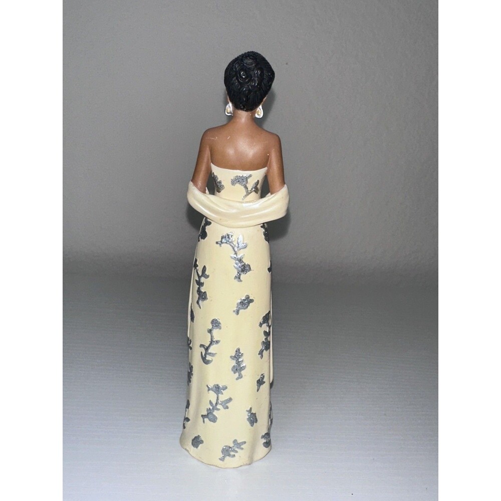 Hamilton Collection Michelle Obama Figurine Diplomatic Style #2437A 7+" - Picture 2 of 3